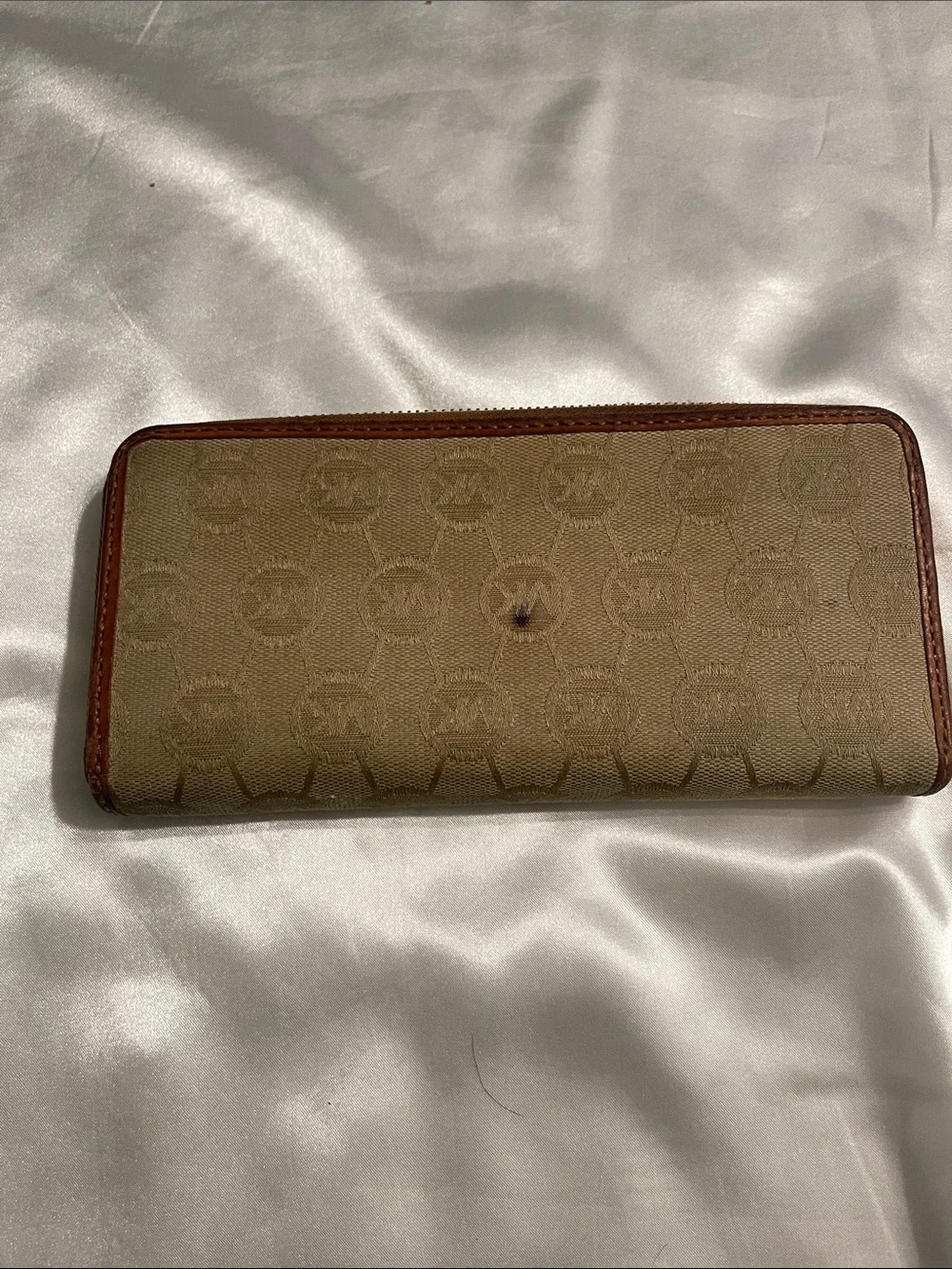 Michael Kors Tan Beige Signature Zip Wallet with Gold Plaque - Picture 9 of 9